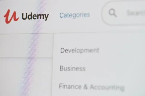 Browsing courses in Udemy platform 库存照片