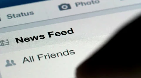 Browsing Facebook Feeds On Touch Screen Smartphone Device 库存影片 25329100