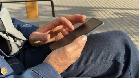 Browsing fast digital media content on smartphone touch screen outdoors. Ma.. Vídeos de archivo 345527085