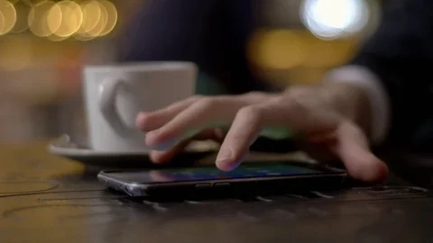 Browsing information on smart at cafe Vídeos de archivo 71407356