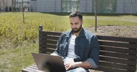 Browsing the Internet 動画素材 109132518