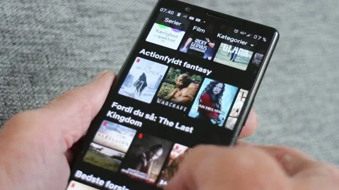 Browsing movie 스톡 동영상 195611487