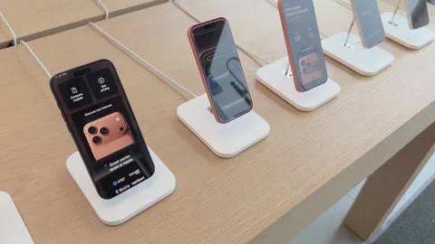 Browsing new iPhone 17 display at store 4k 库存影片 318565031