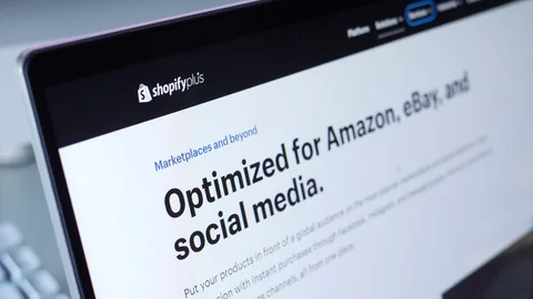 Browsing Shopify Website on a Laptop Computer Stockbeeldmateriaal 129312449