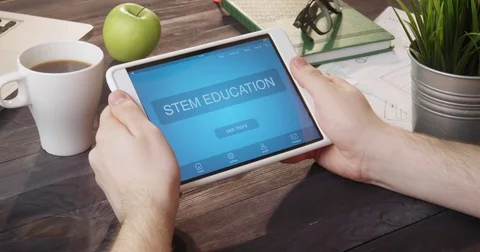 Browsing STEM education app using portable computer at desk Vidéo 80705907