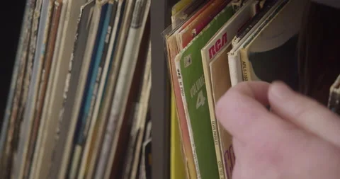 Browsing vinyl records 库存影片 234520083