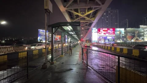 BRT station platform at night with a commuter walking by 4K 30fps Vídeos de archivo 337950446