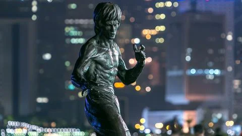 Bruce Lee monument timelapse hyperlapse in the night at the Avenue of stars.. Stock-Fotos