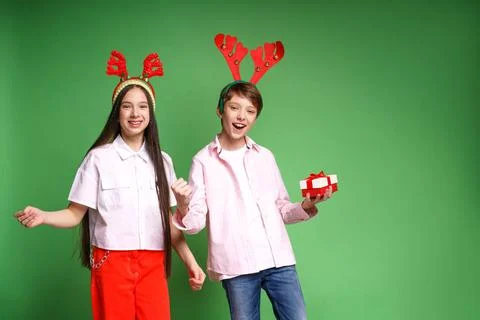 Bruder Junge und Mädchen sind lächelnd und aufgeregt und öffnen rote Gesch Stock Photos