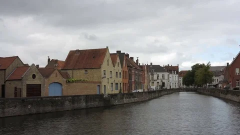 Bruges, view of tipical buildins over the canal Stock-Footage 82829057