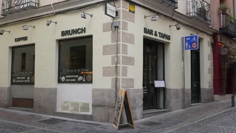 Brunch café and tapas bar on historic street corner in central Madrid Spain Vidéo 335484369