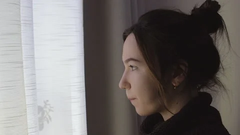 Brunette drinking tea by the window. Stockbeeldmateriaal 102890561