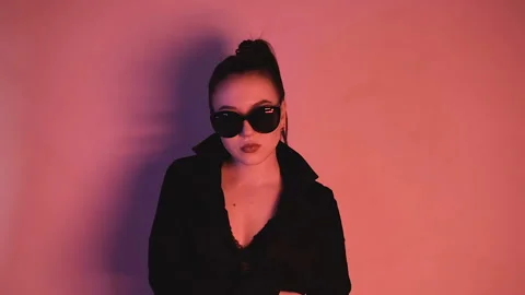 Brunette in neon lights. Vídeo Stock 102965039