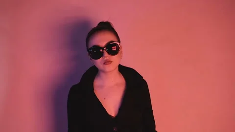 Brunette in neon lights. Vídeos de archivo 102965057