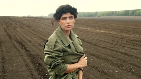 Brunette posing on field Vidéo 76060289