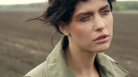 Brunette posing on nature 库存影片 76061431