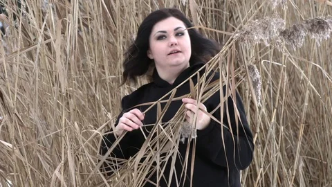 Brunette posing in winter outside Stockbeeldmateriaal 105680747