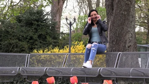 Brunette on a street bench with a tablet Stock-Footage 106893169