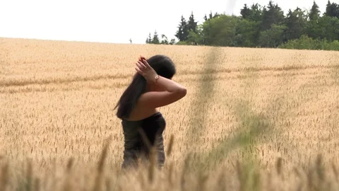 The brunette walks the wheat field 動画素材 92467294