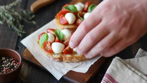 Bruschetta with mozzarella, tomatoes and basil. Vegetarian food. Healthy eating. Vídeo Stock 200094468
