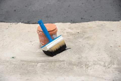 A brush with bituminous mastic. Waterproofing. Tools. Foto stock