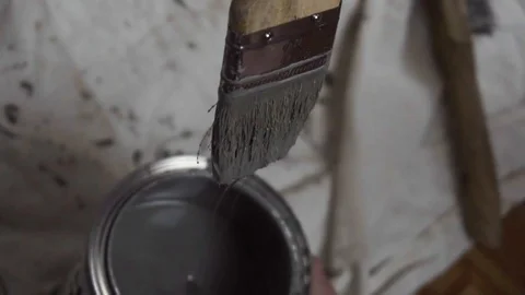 Brush dipped in a jar of gray paint Vidéo 116129218