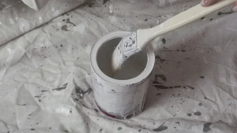 Brush dipped in a jar of white paint Vidéo 116130059
