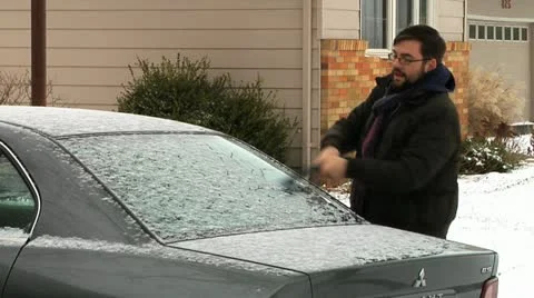 Brush Snow off car Vidéo 20495939