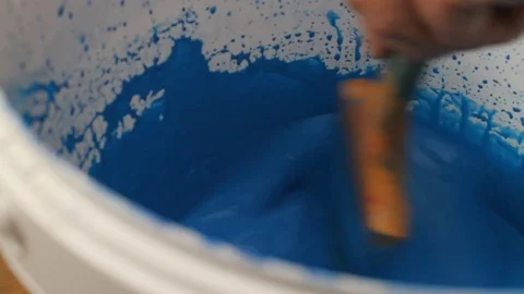Brush Stirring Paint in Can 動画素材 79916346
