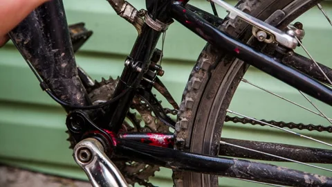 The brush washes the bicycle frame Stock-Footage 97438956