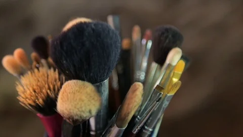 Brushes for make-up, rotation in a circle Stockbeeldmateriaal 85322624