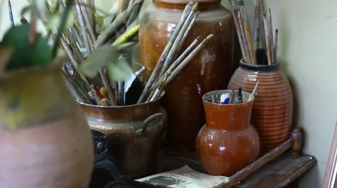 Brushes for oil in a creative workshop Vídeo Stock 59951066