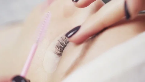 Brushing eyelashes 動画素材 71256302