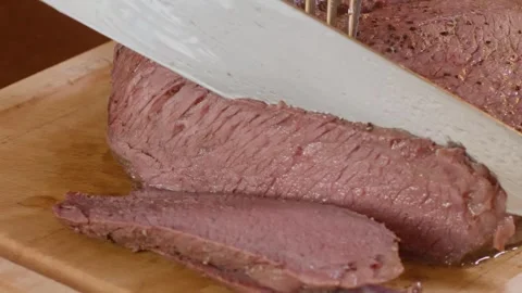 Brushing glaze on sliced roast beef during food preparation Vídeo Stock 344516738