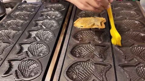 Brushing oil on fish waffle mold, Thailand 스톡 동영상 344373360