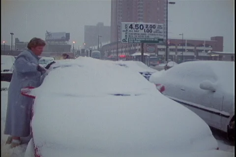 Brushing snow off of car after work Video stock 121542077
