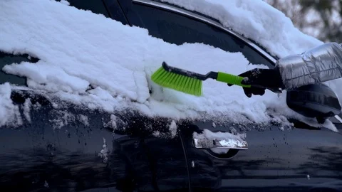 Brushing off the snow from car side windows Video stock 100876422