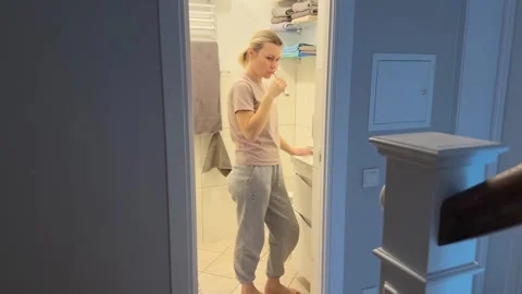 Brushing Teeth Evening Bathroom Routine, Concept Of Daily Hygiene 库存影片 341866418