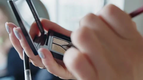 Brushing throught eyeshadow of a make up pallet with various pastel colors and 스톡 동영상 282594224