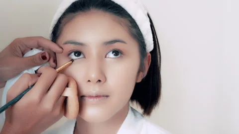Brushing under eyes Stock Footage 265860874