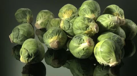  BRUSSEL SPROUTS  BEING PREPARED  ON A KITCHEN WORKTOP Vidéo 59005921
