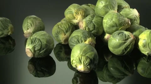  BRUSSEL SPROUTS  BEING PREPARED  ON A KITCHEN WORKTOP Vidéo 59005956