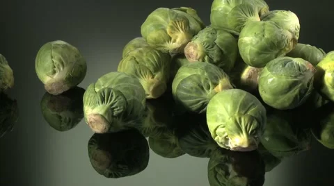 BRUSSEL SPROUTS  BEING PREPARED  ON A KITCHEN WORKTOP Vidéo 59005982