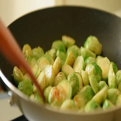Brussels sprouts with bacon in frying-pan Video stock 69662803