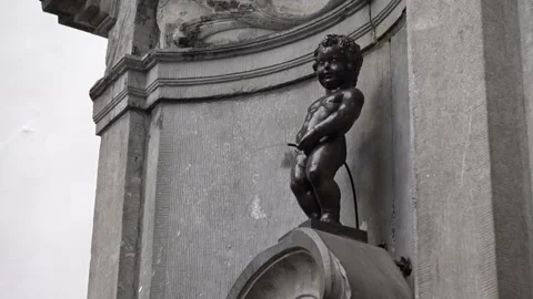 Brussels statue of a pissing boy, close-up. Stock Footage 132563121