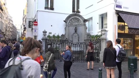 Brussels statue of a pissing boy. Stock Footage 132562332