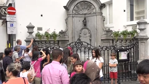 Brussels statue of a pissing boy. Stock Footage 132563124