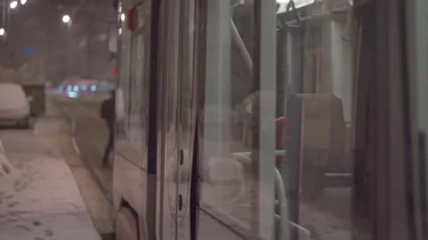 Brussels Tram at Night During Snowfall, Urban Winter Public Transport Scene Stockbeeldmateriaal 331225049