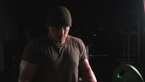 Brutal guy shakes his hands with a heavy barbell Vidéo 170477667