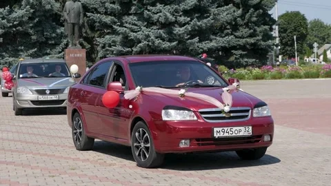 Bryansk, Russia - 08.06.2022: A white crossover and burgundy sedan Видео 340261249